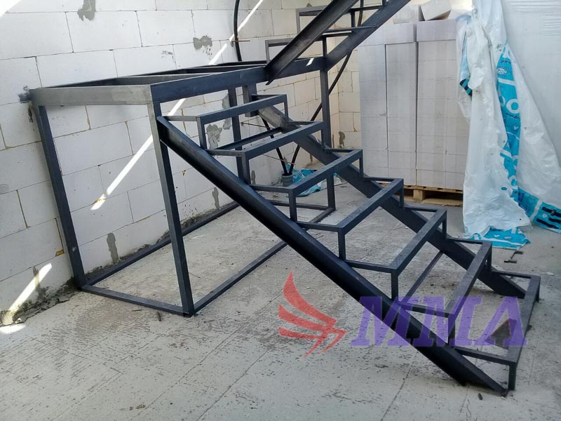 П-образный каркас лестницы с доме из пеноблока в городе Воскресенск ...